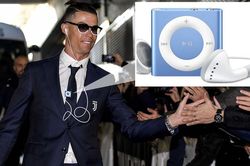 Ronaldo và các sao bóng đá dùng đồ công nghệ 'cổ lỗ sĩ'