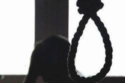 Con gái tử vong ngoài sân, mẹ chết trong tư thế treo cổ