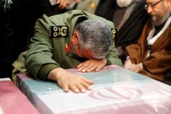 56 người chết vì giẫm đạp ở đám tang, Iran hoãn chôn tướng Soleimani