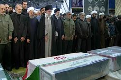Lãnh đạo tối cao Iran khóc nức nở bên thi hài tướng Soleimani