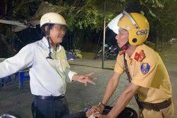 Va chạm xe máy, đo nồng độ cồn cao vọt, đưa lý lịch ra 'hù' CSGT