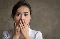 Gặp người đàn ông ăn xin trên đường, tôi thấy tò mò rồi bám theo và 'chết điếng' khi anh ta bỏ chiếc nón rách để lộ khuôn mặt gầy gò trong trí nhớ