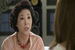 Mẹ mình đến chơi, chưa kịp ngồi xuống ghế mẹ chồng giàu có đã nói: 'Nhà này không có tiền cho ăn xin đâu'