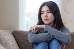 Sáng sớm tinh mơ thấy mẹ đẻ đang chống nạnh trước cổng, tôi định bước ra nhưng bố chồng đi vào bảo: 'Con cứ ngồi im trong này'