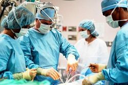 Bệnh nhân bị vẹo cột sống do hội chứng Marfan 'hồi sinh' sau 15 giờ phẫu thuật