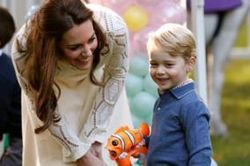 15 bức ảnh chứng minh Kate Middleton là một bà mẹ ân cần và chu đáo