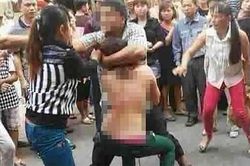 Vợ rủ bạn đánh ghen, lột trần chồng và nhân tình ngay giữa phố