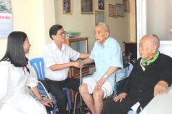 Phó Bí thư Thường trực Tỉnh ủy Khánh Hòa thăm, chúc Tết gia đình cán bộ lão thành cách mạng