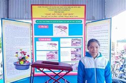 Học sinh người dân tộc Vân Kiều sáng chế ghế tập bơi trên cạn