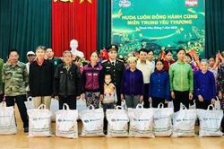 Trao quà tết cho đồng bào nghèo tại 5 huyện miền núi tỉnh Thanh Hóa