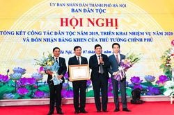 Ban Dân tộc TP Hà Nội đón nhận Bằng khen của Thủ tướng Chính phủ