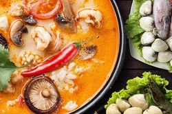 Mẹ Việt chiêu đãi gia đình món lẩu thái Tomyum ngon bất bại