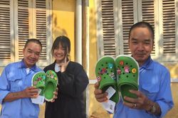 Bác bảo vệ sắm dép crocs màu xanh nổi bật khiến teen 'phát cuồng' vì độ 'xì-tin'