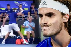Tsitsipas đập vợt khiến bố bị đau