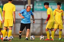 Thầy Park đi bóng kỹ thuật, làm mẫu cho U23 Việt Nam