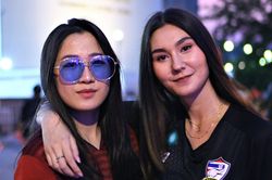 Nữ cổ động viên kéo đến sân cổ vũ U23 Thái Lan