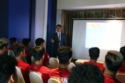 Quang Hải và các đồng đội làm quen với VAR
