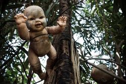 Bí mật rùng rợn vùng đất hàng trăm búp bê ma quái ẩn náu
