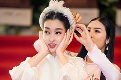 Hoa hậu Đỗ Mỹ Linh gặp sự cố trang phục được Ngọc Hân cứu nguy