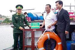 Trao tủ sách pháp luật cho ngư dân vùng biển Phú Vang