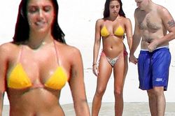 Con gái 'nữ hoàng nhạc pop' Madonna mặc bikini 'bốc lửa' tình tứ bên bạn trại