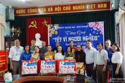 Báo Nghệ An, VNPT Nghệ An trao tặng quà Tết Canh Tý cho 30 hộ nghèo