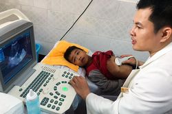 Nam Định: Trẻ em mồ côi khuyết tật được thăm khám, cấp thuốc miễn phí trong những ngày giáp tết