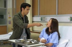 Biết vợ bị ung thư, anh rể em đẩy cửa đi ra rồi động viên vợ mấy câu, nhưng nghe xong bố em lên cơn đau tim còn chị vật vã đòi về
