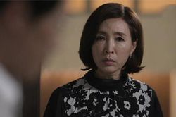Đưa tôi sổ tiết kiệm 200 triệu, mẹ chồng rưng rưng: 'Mẹ biết con khổ quá rồi, thôi cầm lấy làm lại đi con'
