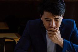 Về đến nhà, tôi hoảng hồn khi thấy mẹ đốt than tổ ong trong phòng kín còn vợ bế con tựa đầu vào tường chẳng buồn bận tâm