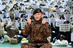 Sunggyu (INFINITE) xuất ngũ, nhận giải thưởng lớn từ quân đội!