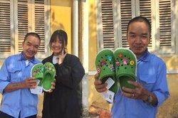 Nhanh tay sắm dép cross màu xanh nổi bật, bác bảo vệ khiến các cô cậu học trò 'phát cuồng' vì độ 'xì- tin'