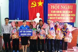 Hoạt động tặng quà Tết của lãnh đạo tỉnh và các đơn vị, doanh nghiệp