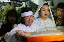 Vợ nghệ sĩ Chánh Tín liên tục ngã quỵ khi đưa chồng về nơi an nghỉ cuối cùng
