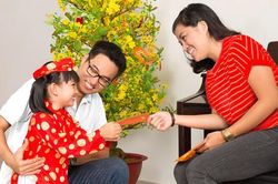 Giữ tiền mừng tuổi của con có thể bị phạt: 'Bố mẹ không lấy mà chỉ giữ hộ'