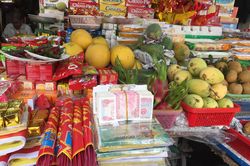 Giáp Tết, 'nóng' đổi tiền lẻ trước cổng chùa