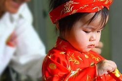 Cháu đang sụt sịt, ông nội vẫn quyết bế bằng được đi chúc Tết để gỡ gạc