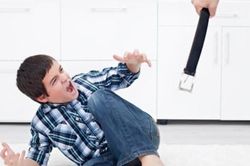 Người chồng hoàn hảo luôn dạy con lớp 2 bằng... nắm đấm