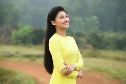 Cô gái 19 tuổi gây xúc động với MV về mẹ