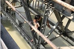 Kịp thời ngăn chặn thanh niên ôm con nhỏ nhảy cầu Long Biên