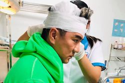 Đàm Vĩnh Hưng chảy máu đầu vì tai nạn sân khấu