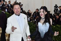 Elon Musk có con với nữ ca sĩ kém 17 tuổi