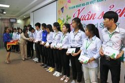 Sinh viên đồng hành cùng bạn nghèo về quê đón Tết