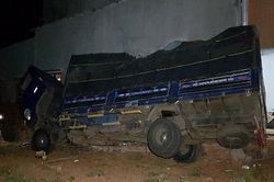 Xe tải lao vào nhà dân, 8 người thoát chết trong gang tấc