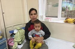 Kiệt quệ vì con ung thư, cha cầm bát đi xin ăn từng bữa
