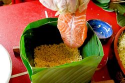 Bánh chưng nhân cá hồi Na Uy giá gần 600 ngàn/cặp đắt khách ngày cận Tết