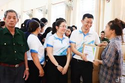 Trao quà Tết cho người nghèo ở Hưng Nguyên, TP Vinh và Tân Kỳ