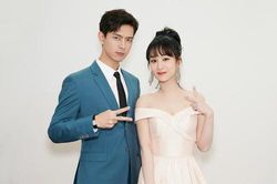 Giữa bão chỉ trích vì chiếm chỗ Tiêu Chiến, Dương Tử vẫn vui vẻ tạo dáng khi hội ngộ 'bạn trai tin đồn' Lý Hiện