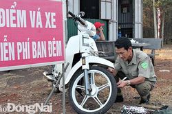 Đội trưởng Dân phòng làm việc nghĩa giúp dân