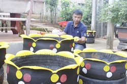 Làm đẹp làng quê từ vật liệu phế thải